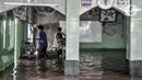 Warga memasak saat banjir merendam permukiman di Kebon Pala, Jakarta, Senin (8/2/2021). Banjir di Kebon Pala terus meninggi pada dini hari tadi hingga mencapai ketinggian 2,5 meter.  (merdeka.com/Iqbal S. Nugroho)