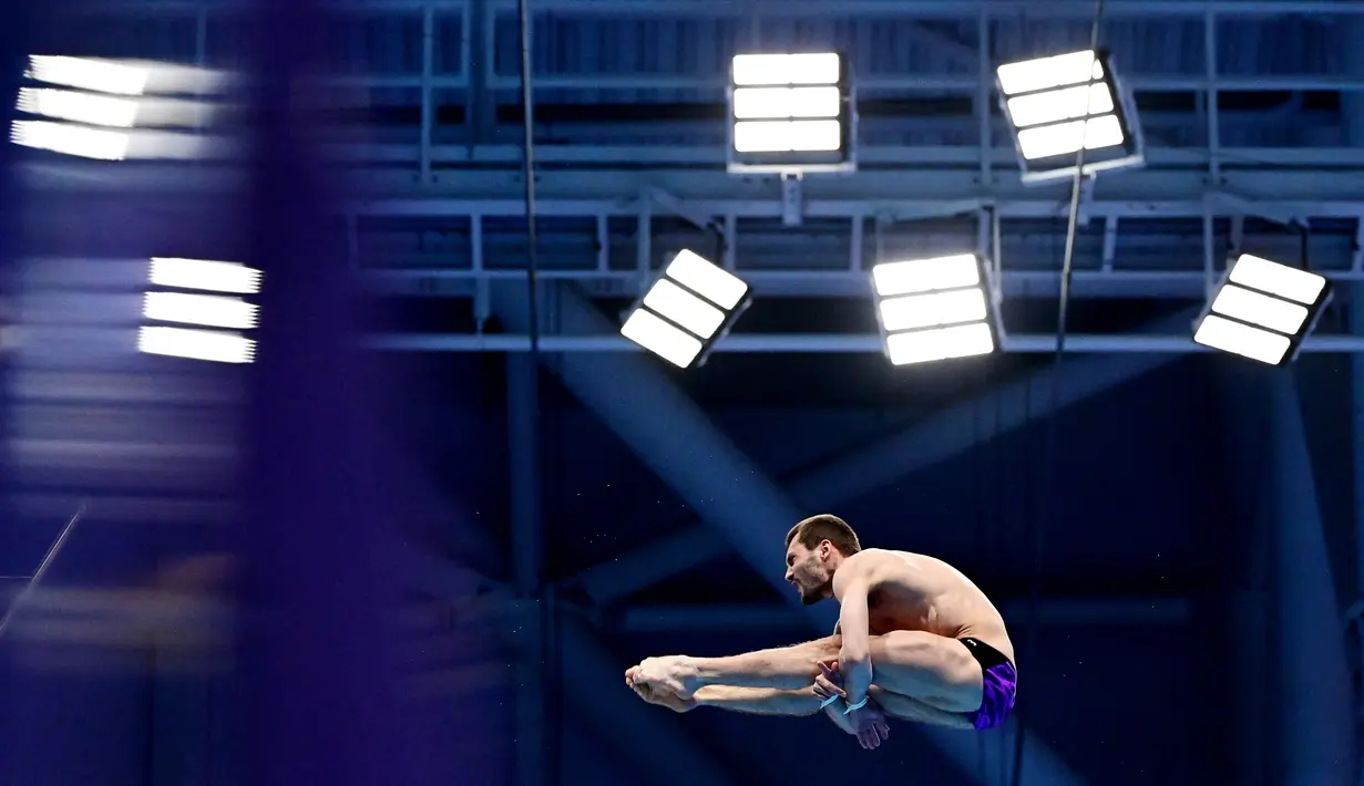 Perenang Rusia, Aleksandr Bondar saat beraksi di nomor lompat indah pada ajang Kejuaraan Akuatik Eropa di Duna Arena, Budapest, Hungaria, (16/5/2021). (AFP/Tobias Schwarz)