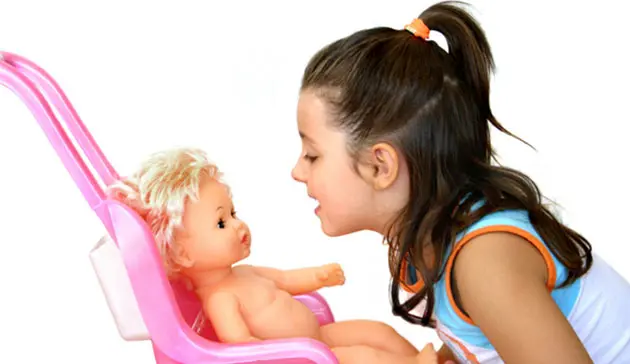 Anak bermain boneka (Ilustrasi)