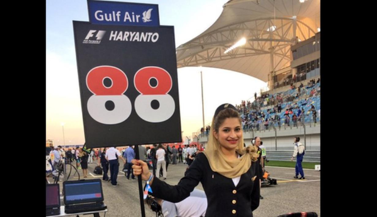 Grid girl membawa papan nomor Rio Haryanto jelang balapan F1 GP Bahrain di Sirkuit Internasional Sakhir, Bahrain, Minggu (3/4/2016). (Bola.com/Twitter/Manorracing)