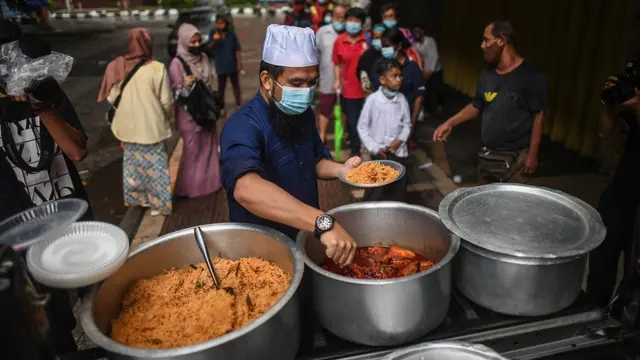 Ustaz dari Malaysia Ini Berikan 300 Makanan Buka Puasa pada Tunawisma, Tuai Pujian