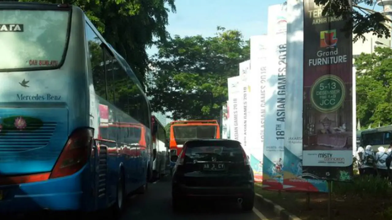 Ratusan Bus PGRI Parkir di Depan Taman Ria, Kawasan Senayan Macet
