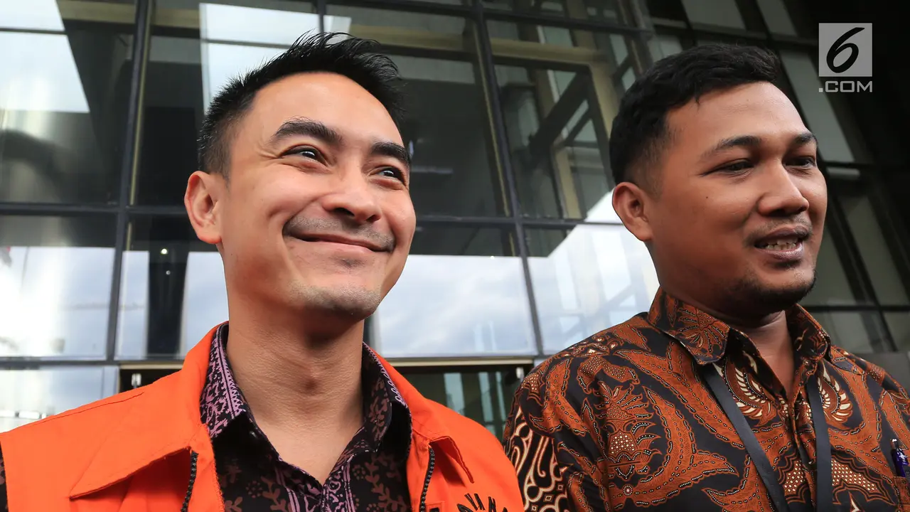 Usai Diperiksa KPK, Zumi Zola Tebar Senyuman