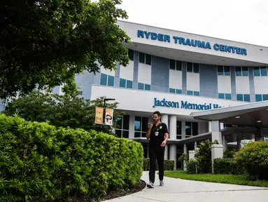 Seorang pria berdiri di pintu masuk Ryder Trauma Center tempat Ibu Negara Haiti Martine Moise dirawat di Miami, Rabu (7/7/2021). Presiden Haiti Jovenel Moise dibunuh dan istrinya terluka dalam aksi penyerangan di kediaman pribadinya pada Rabu dini hari. (CHANDAN KHANNA/AFP)
