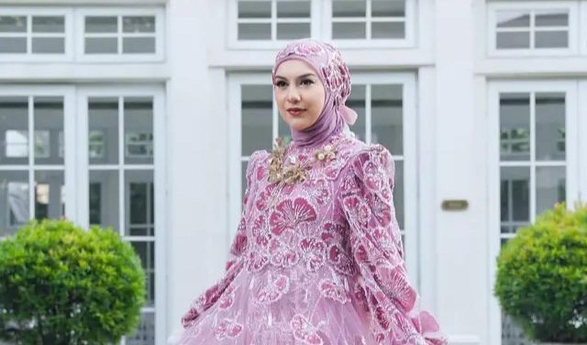 Namun, Umi Pipik menegaskan bahwa saling memberi kado bukan berarti ada hubungan cinta.