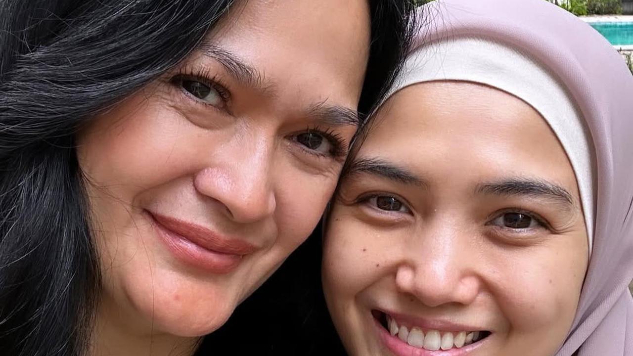 Bahagia Selalu Dilibatkan Soal Cucu, Ini 7 Potret Donna Harun dengan Herfiza Sang Menantu