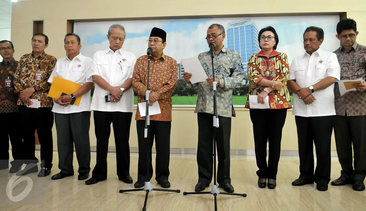 Ketua KPK Agus Rahardjo (keempat kanan) membacakan hasil pertemuan dengan BPK terkait kasus RS Sumber Waras di kantor BPK, Jakarta, Senin (20/6). Dalam pertemuan tersebut, kedua lembaga menghormati kewenangan masing-masing. (Liputan6.com/Johan Tallo)