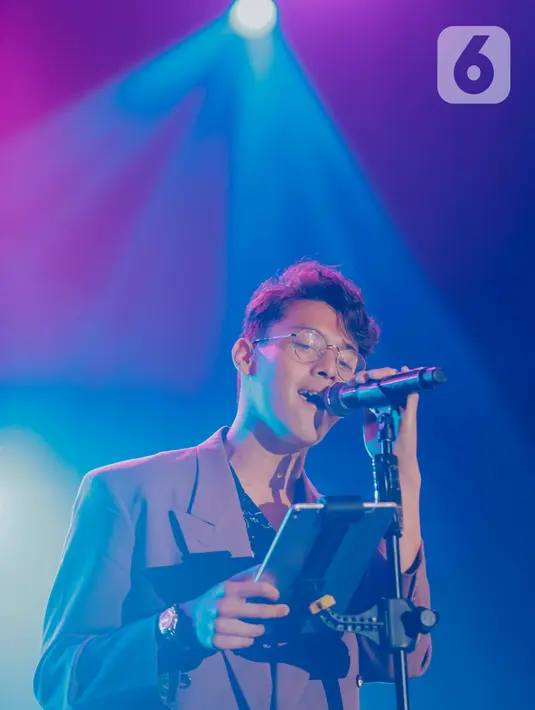 Penyanyi Ardhito Pramono beraksi pada Jakarta International BNI Java Jazz Festival 2020 di Jakarta, Sabtu (29/2/2020). Ardhito membawakan sejumlah lagu seperti Bila, Bitter Love, dan Fake Optics. (Liputan6.com/Faizal Fanani)