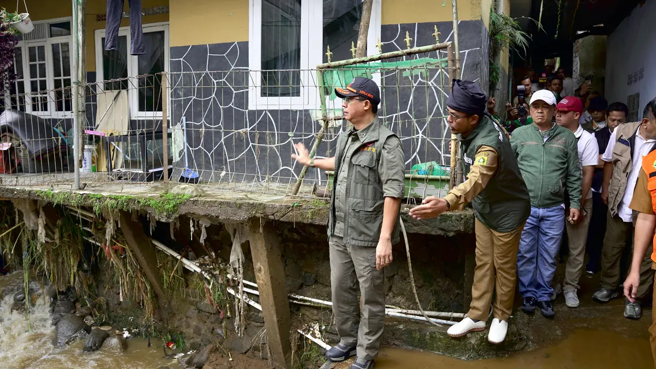 Kepala Badan Nasional Penanggulangan Bencana (BNPB) Suharyanto meninjau lokasi banjir bandang di Desa Tugu Selatan, Kecamatan Cisarua, Kabupaten Bogor, Jawa Barat, Senin (3/3/2025).