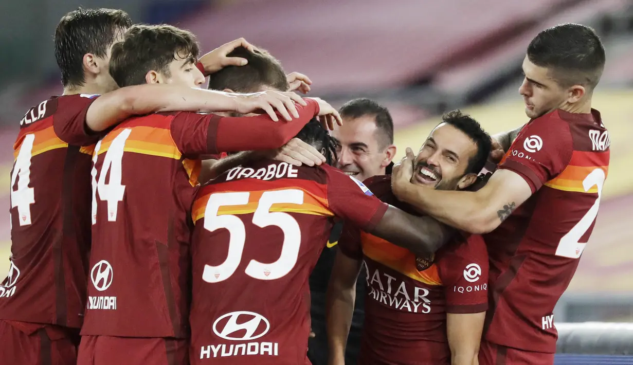 Para pemain AS Roma merayakan gol yang dicetak oleh Pedro ke gawang Lazio pada laga Liga Italia di Stadion Olimpico, Roma, Minggu (16/5/2021). AS Roma menang dengan skor 2-0. (AP/Andrew Medichini)