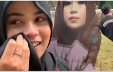 Momen Wanita Dapat Standee Foto Almarhum Ibunya usai Sidang Skripsi Ini Viral, Bikin Haru