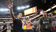 Pelatih Barcelona, Xavi Hernandez, menyapa fans setelah laga melawan AC Milan pada laga pramusim di Allegiant Stadium, Las Vegas, Rabu (2/8/2023). Barcelona menang dengan skor tipis 1-0. (AP Photo/John Locher)