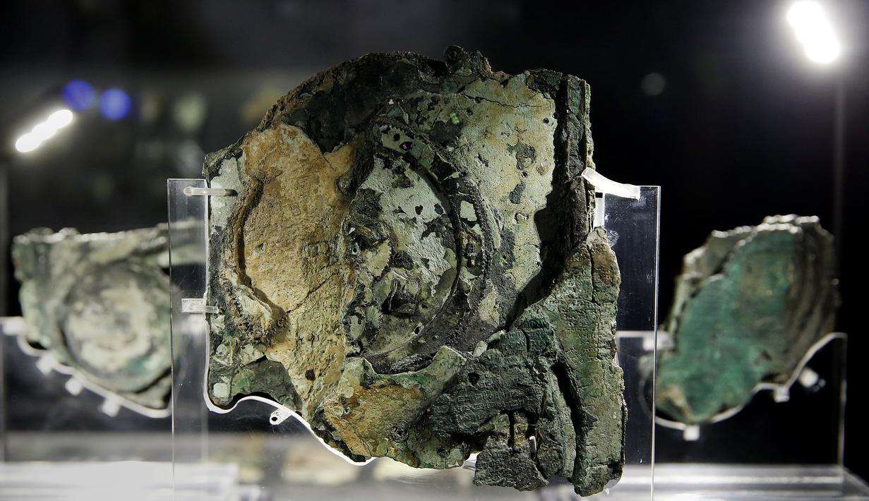 Mekanisme Antikythera saat ditampilkan di Museum Arkeologi Nasional, Athena , Yunani 9 Juni 2016. Benda yang disebut dengan salah satu benda paling misterius dalam dunia sains ini adalah komputer tertua di dunia. (GAMBAR REUTERS / Alkis Konstantinidis)