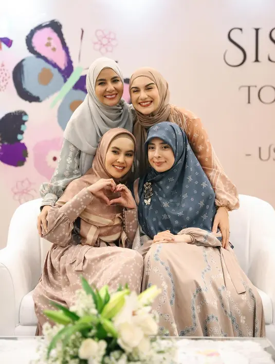 Kartika Putri pilih kenakan dress cokelat dengan rok ruffle dan belt pita yang manis. Dipadukan dengan hijab cokelat [@_irishbella_]