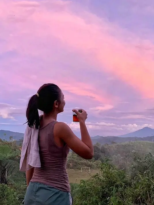 "Makan aku nggak jaga sama sekali. Cuma aku intermittent. Jadi aku mulai makan jam 12 siang tutupnya jam 6 sore. Jadi di luar jam itu aku nggak makan. Gitu doang sih cara aku maintain," ungkapnya. (Instagram/angelagilsha)