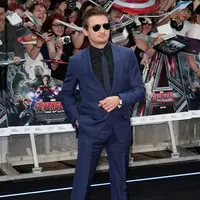 Jeremy Renner tampak keren dengan kacamata hitamnya. (via buzzfeed.com)