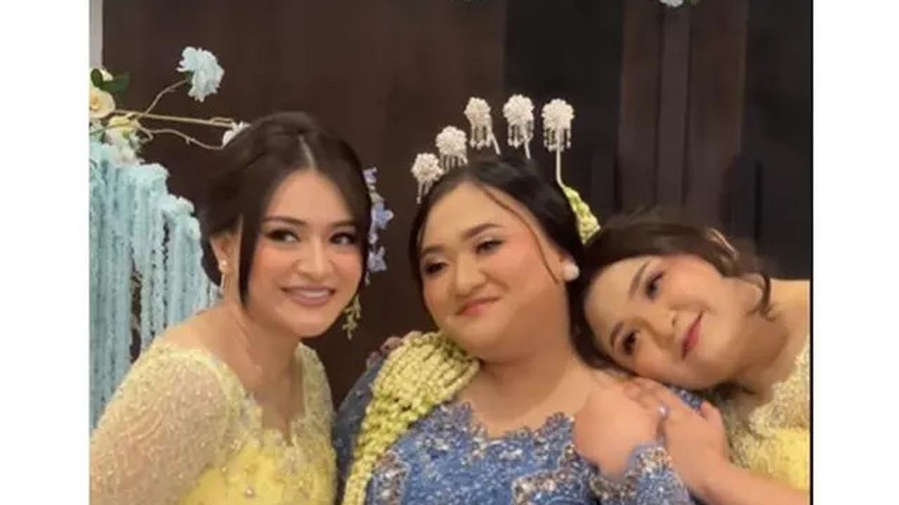 6 Potret Nathalie Holscher di PernikahanSangAdik, Memukau Pakai Kebaya Kuning