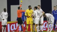 Mike Maignan mendapat kartu kuning di laga Dinamo Zagreb vs AC Milan di Liga Champions 2024/25, Kamis (30/01/2025). (c) AP Photo/Darko Bandic