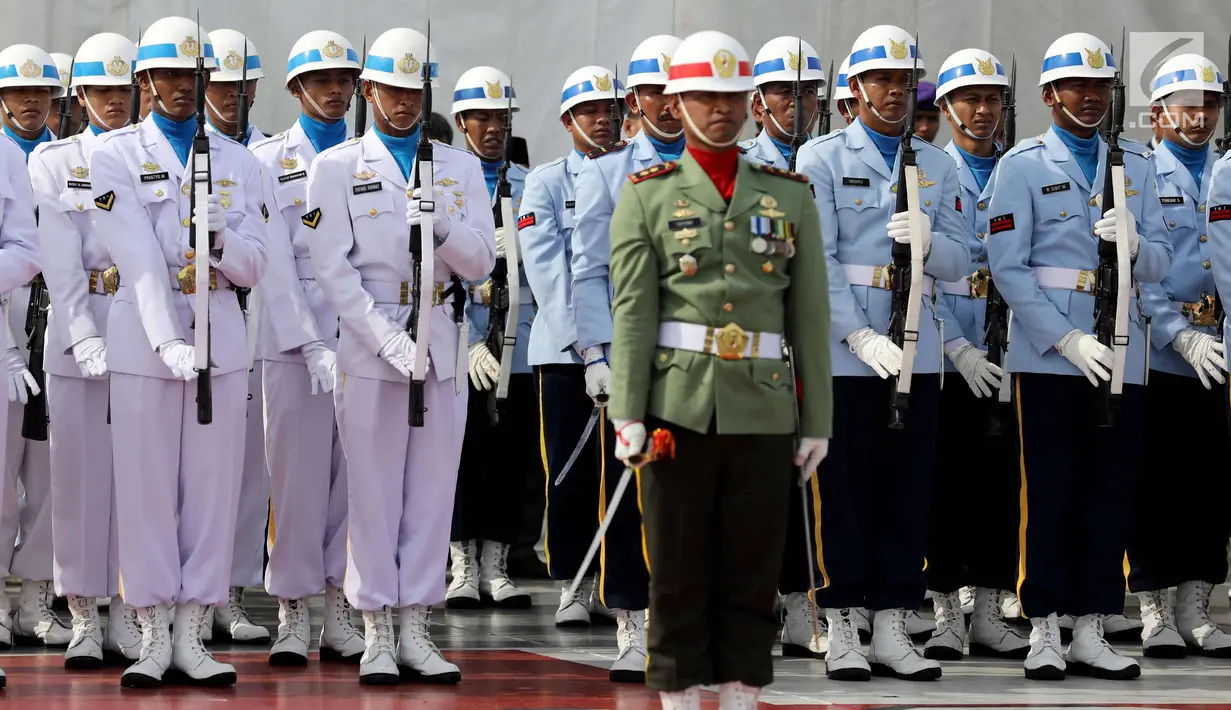 Pasukan Angkatan Laut saat mengikuti upacara Hari Pahlawan dari atas KRI dr.Soeharso 990 di Perairan Pulau Damar, Teluk Jakarta, Jum'at (10/11). Upacara Hari Pahlawan ini bertema"Perkokoh Persatuan Membangun Negeri". (Liputan6.com/Johan Tallo)