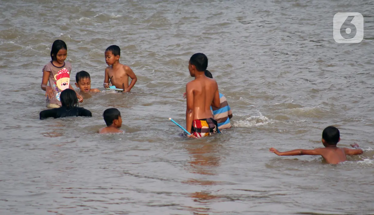 Anak-anak bermain air di area Bendungan Katulampa, Kota Bogor, Jawa Barat, Senin (3/8/2020). Debit air sungai Ciliwung di Bendung Katulampa yang mengalami penyusutan sejak satu bulan terakhir dimanfaatkan anak-anak untuk bermain air dan layangan. (Liputan6.com/Helmi Fithriansyah)