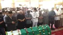 Kabar meninggalnya Oon ternyata bukan hanya luka bagi keluarganya, rekan-rekan sesama artis juga turut merasakan kesedihan. Ucapan turut berduka cita dan doa dari berbagai kalangan bertaburan untuk mendiang Oon. (Syaiful Bahri/Bintang.com)