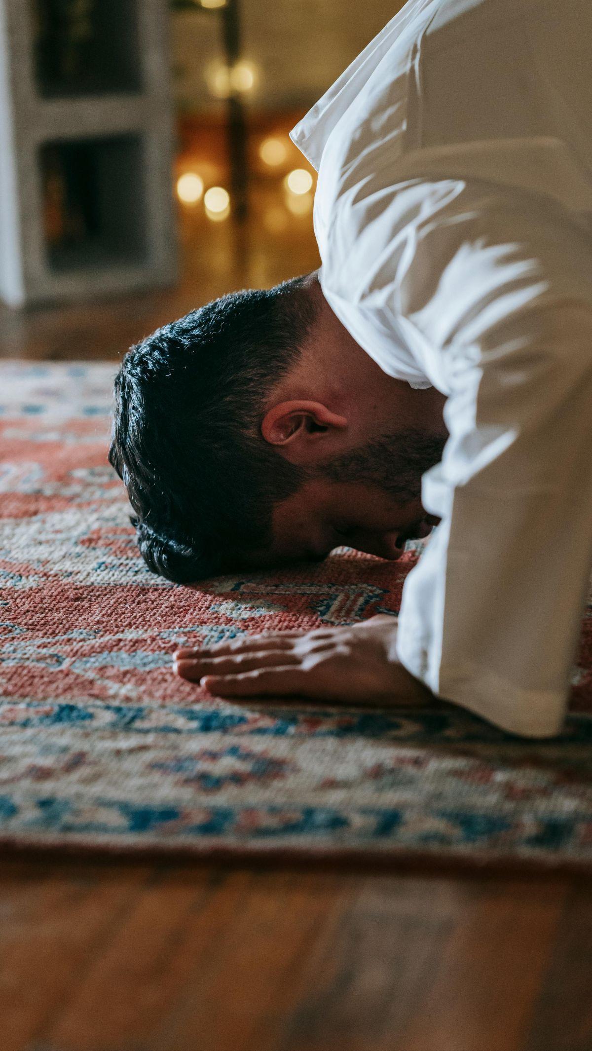 Sholat tahajud bukan hanya sekadar rutinitas, tetapi merupakan sarana untuk mendekatkan diri kepada Allah dengan penuh kesungguhan dan ketulusan.