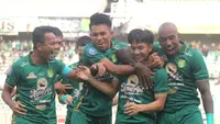 Pemain Persebaya Surabaya merayakan gol yang dicetak Muhammad Iqbal dalam laga kontra PSS Sleman pada pekan ke-27 BRI Liga 1 2023/2024 di Stadion Gelora Bung Tomo, Surabaya, Minggu (3/3/2024) sore WIB. Persebaya menang 2-1 atas PSS dalam laga ini. (Bola.com/Aditya Wany)