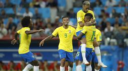 Pada Piala Dunia 2014 di Brasil, Tim Samba berhasil menang lewat adu penalti saat melawan Chile dengan skor 3-2. (AP/Victor R. Caivano)