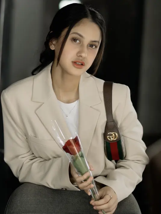 <p>Asila Maisa tampil dengan gaya kasual. Mengenakan blazer khaki, ia tampak menyandangkan tas Gucci di bahunya. [Foto: Instagram/ Asila Maisa]</p>