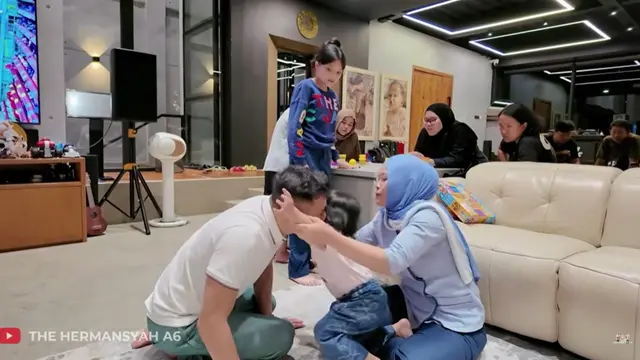 Potret Ruang Keluarga Rumah Aurel Hermansyah (Foto: YouTube The Hermansyah A6)