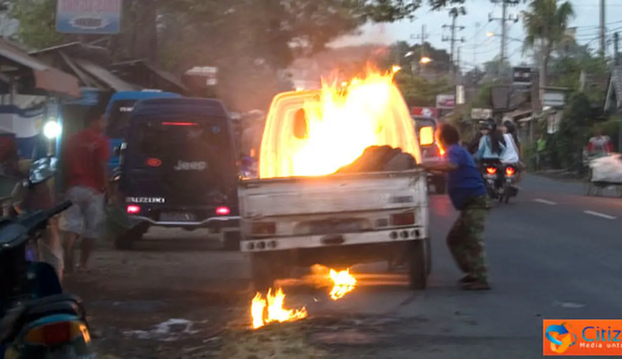 Citizen6, Pasuruan: Sebuah mobil pick up warna putih tiba-tiba terbakar, kejadian terjadi di Jalan Warungdowo, Kabupaten Pasuruan, tidak ada korban dalam pristiwa ini, Minggu (10/7). (Pengirim: Aries Deddy) 