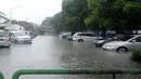 Banjir juga tampak menggenangi beberapa mobil yang sedang terparkir di Rumah Sakit Islam Jakarta
