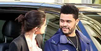 Setelah tertangkap kamera beberapa waktu lalu tengah bermesraan di depan umum, kini Selena Gomez dan The Weeknd kembali terlihat bersama sedang berlibur di kawasan Italia. Genggaman tangan pun tak lepas dari keduanya. (doc.dailymail.com)