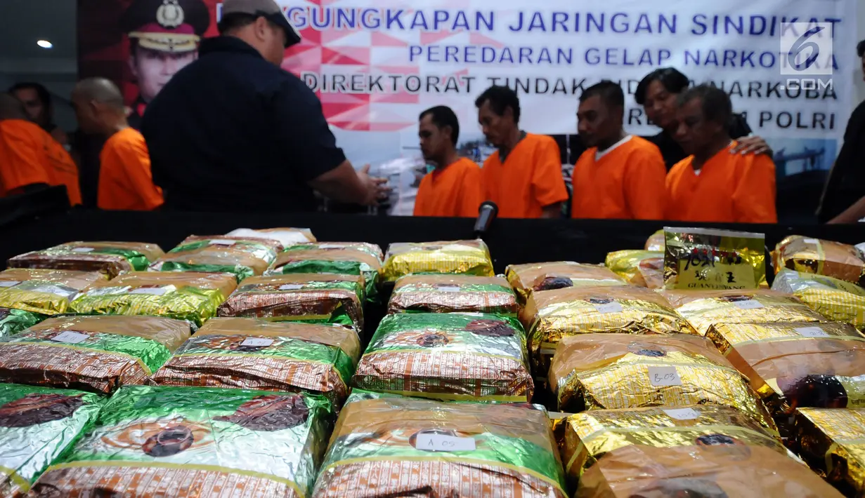 Barang bukti narkotika berikut tersangka diperlihatkan petugas Dir IV Bareskrim Mabes Polri saat rilis di Jakarta, Senin (16/10). Dir IV Mabes Polri beserta Bea Cukai menggagalkan masuknya sabu seberat 30 kilogram. (Liputan6.com/Helmi Fithriansyah)