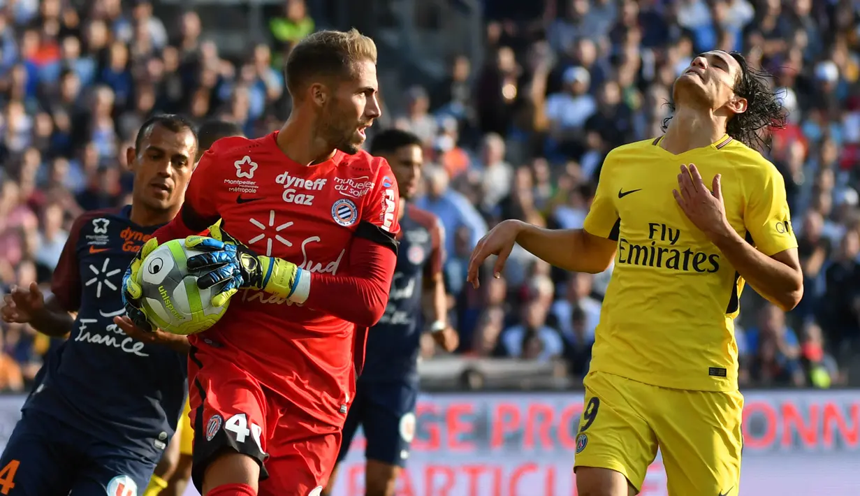 Striker Paris Saint-Germain, Edinson Cavani, tampak kecewa usai gagal menjebol gawang Montpellier pada laga Liga 1 Prancis, di Stadion de la Mosson, Sabtu (23/9/2017). Kedua tim bermain imbang 0-0. (AFP/Pascal Guyot)