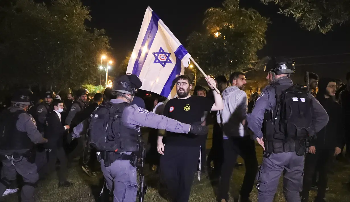 Polisi perbatasan Israel memblokir anggota "Lahava", sebuah kelompok ekstremis Yahudi yang mendekati Gerbang Damaskus untuk memprotes di tengah ketegangan yang meningkat di kota itu, tepat di luar Kota Tua Yerusalem, Kamis (22/4/2021).  (AP Photo/Ariel Schalit)