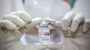 Petugas medis menunjukkan vaksin COVID-19 Astrazeneca saat melakukan vaksinasi kepada pekerja ritel di GOR Tanjung Duren, Jakarta Barat, Senin (24/5/2021). Kementerian Kesehatan menargetkan 40.349.049 orang di Indonesia mendapat vaksinasi COVID-19 dosis pertama. (Liputan6.com/Faizal Fanani)