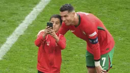 Salah satunya adalah seorang bocah yang sukses menerobos lapangan dan mengecoh petugas kemananan hingga berhasil foto bersama sang idola. (AP Photo/Michael Probst)