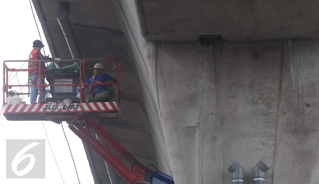Dua pekerja tengah memasang pipa saluran air di jalan layang khusus TransJakarta Tendean-Ciledug, di Jakarta, Kamis (24/22). Proyek pembangunan jalan layang Transjakarta Koridor XIII Tendean-Ciledug sudah hampir rampung. (Liputan6.com/Helmi Afandi)
