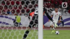 Pemain timnas Indonesia, Marselino Ferdinan (kiri) saat melawan Arab Saudi di matchday keenam Grup C putaran ketiga Kualifikasi Piala Dunia 2026 zona Asia di Stadion Gelora Bung Karno (GBK) Jakarta, Selasa (19/11/2024). (Liputan6.com/Herman Zakharia)