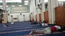 Sejumlah jemaah tidur disela menjalankan ibadah puasa di Masjid Agung Baiturrahim, Provinsi Gorontalo, Sabtu (11/5/2019). Sebagian umat muslim menghabiskan waktu dengan tidur-tiduran di masjid atau melakukan tadarus Alquran pada siang hari selama bulan Ramadan. (Liputan6.com/Arfandi Ibrahim)