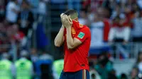 Gelandang timnas Spanyol, Koke bereaksi setelah gagal mengeksekusi penalti pada babak 16 besar Piala Dunia 2018 melawan Rusia di Stadion Luzhniki, Minggu (1/7). Rusia memaksa Spanyol pulang lebih awal setelah kalah adu penalti 4-3. (AP/Victor R. Caivano)