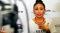 Sambut Tahun Baru, Ayu Dewi Pilih Umrah