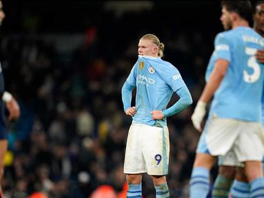Pemain Manchester City, Erling Haaland (tengah) berdiri di lapangan setelah pertandingan sepak bola Liga Premier Inggris melawan Chelsea di Stadion Etihad, Manchester, Inggris, Sabtu 17 Februari 2024. (AP Photo/Dave Thompson)