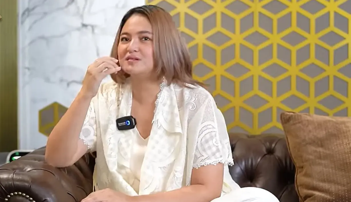 "Ya Allah, aku juga bingung kenapa bisa heboh banget. Kita tuh makan siang. Terus kita foto. Itu yang komentar, jarang banget di Instagram-ku komentarnya sebanyak itu Bun, pro kontra. Terus langsung ada asumsi 'Wah Caca'," ucap Marshanda, dikutip dari kanal YouTube Ngobrol Asix, Senin (18/12/2023). [Youtube/NGOBROL ASIX]