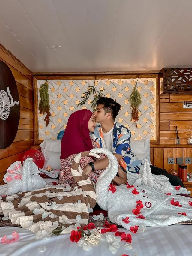 Ria Ricis dan Teuku Ryan Liburan di Labuan Bajo