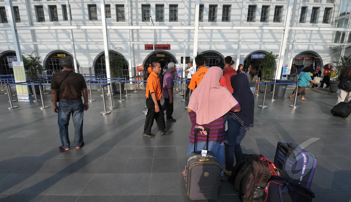 Aktivitas calon penumpang kereta api di stasiun Pasar Senen, Jakarta, Jumat (13/3/2015). Ruang tunggu di stasiun tersebut kini terlihat rapi dan bersih, serta sudah beratapkan kaca. (Liputan6.com/Johan Tallo)