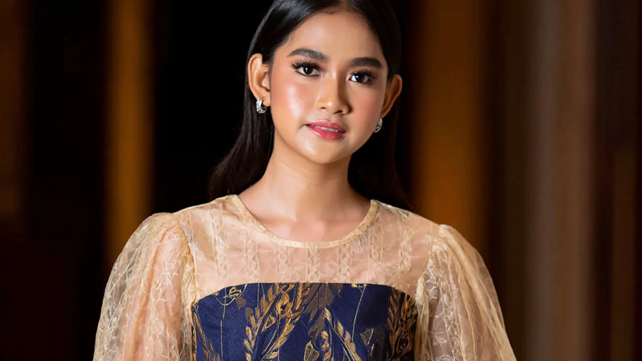 Batik Lengan Balon dengan Renda Transparan untuk Pesta