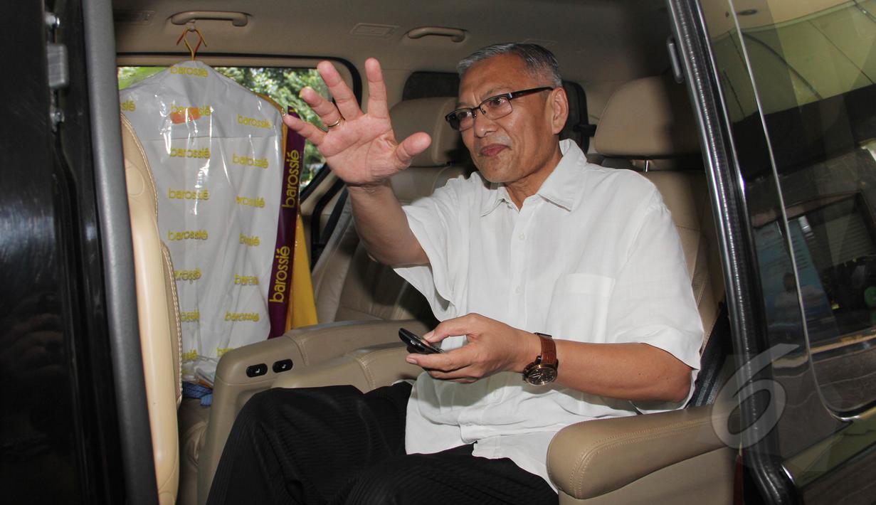 Lauren Siburian menaiki mobil yang telah menjemputnya usai menyerahkan susunan pengurus Partai Golkar periode 2015-2016 di Kementerian Hukum dan HAM, Jakarta, Selasa (17/3/2015). (Liputan6.com/Helmi Afandi)