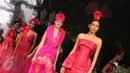 Sejumlah model mengenakan busana busana karya desainer Fetty Rusli di Hotel Mulia Senayan Jumat (26/02). Busana pengantin tunggal untuk ke 5 kalinya ini digelar sejak tahun 2011. (Liputan6.com/Helmi Afandi)